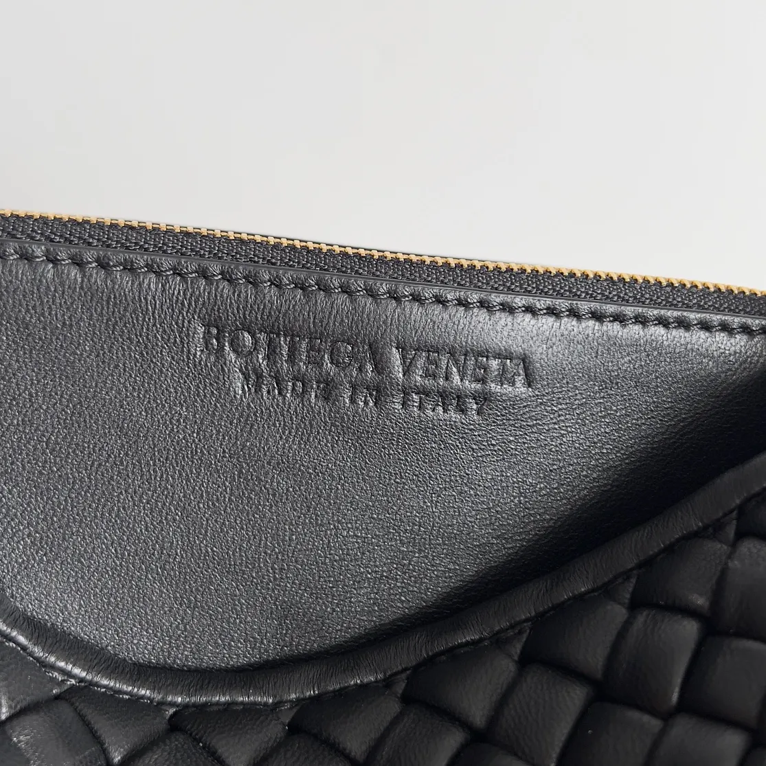Batch 2320 BV patti bag is full of three-dimensional quilted leather strips. Low-key luxury is often hidden in details and craftsmanship. This bag opens and closes casually, and is simple and elegant overall. It is equipped with a detachable shoulder strap, which can be carried cross-body or carried by hand to match different outfits. The interior is designed with double layers and a small zippered compartment to ensure the safety of private items. No matter the capacity, shape or privacy, it is full of security when you go out. Style number: 776783 Size: 19*26*11cm